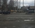 Дорога с односторонним движением в центре города, ямы на всем участке, ливневой канализации нет, вода весной бежит по обочинам.