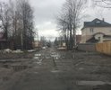 На данном участке дороги нет ни асфальта, ни пешеходной зоны. Рядом находится детский сад, родители на руках носят детей. что бы те не испачкались в грязи попутно из/в садик/а