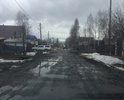 На данном участке дороги нет ни асфальта, ни пешеходной зоны. Рядом находится детский сад, родители на руках носят детей. что бы те не испачкались в грязи попутно из/в садик/а