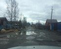 Как видим, дороги нет. Школьники и люди ходят вот по такой замечательной улице на спортивные секции в школу №1