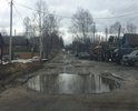 Как видим, дороги нет. Школьники и люди ходят вот по такой замечательной улице на спортивные секции в школу №1