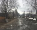Как видим, дороги нет. Школьники и люди ходят вот по такой замечательной улице на спортивные секции в школу №1