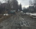 Как видим, дороги нет. Школьники и люди ходят вот по такой замечательной улице на спортивные секции в школу №1