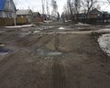 На этой улице местами остался асфальт, жители также латают ямы битым кирпичом. Трубу ливневой канализации выперло очень сильно, что при переезде на легковом автомобиле цепляешь днищем.