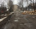 На этой улице местами остался асфальт, жители также латают ямы битым кирпичом. Трубу ливневой канализации выперло очень сильно, что при переезде на легковом автомобиле цепляешь днищем.