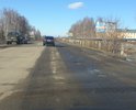 Дорожное полотно находится в ненадлежащем состоянии, тут же находится новый микрорайон пешеходам приходится передвигаться по грязной обочине. Нет пешеходной зоны и освещения.
