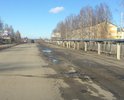 Дорожное полотно находится в ненадлежащем состоянии, тут же находится новый микрорайон пешеходам приходится передвигаться по грязной обочине. Нет пешеходной зоны и освещения.