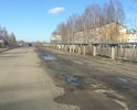Дорожное полотно находится в ненадлежащем состоянии, тут же находится новый микрорайон пешеходам приходится передвигаться по грязной обочине. Нет пешеходной зоны и освещения.