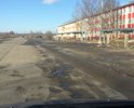 Дорожное полотно находится в ненадлежащем состоянии, тут же находится новый микрорайон пешеходам приходится передвигаться по грязной обочине. Нет пешеходной зоны и освещения.