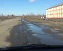Дорожное полотно находится в ненадлежащем состоянии, тут же находится новый микрорайон пешеходам приходится передвигаться по грязной обочине. Нет пешеходной зоны и освещения.