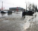 После ремонта дороги в этом районе был сделан заезд к Торговому центру, тротуар у здания торгового центра был ликвидирован, а на его месте появилась автомобильная парковка. По причине отсутствия пешеходного пространства, людям, порой рискуя жизнью, проходится приходить сквозь строй подъезжающих и отъезжающие машин. Необходимо обустроить тротуар и разграничить потоки пешеходов и автомобилей.