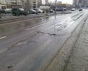 НА Новоколомяжском проспекте колея и большие ямы. Дорога разбита.