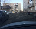 Раньше был хороший асфальт, сейчас унылое состояние, лужа не высыхает иногда даже летом. С детской коляской просто не проехать, дорога превращается в полосу препятствий.