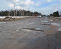Дорога "латается" один-два раза в год методом "ямочного" ремонта в летний период. Весной и осенью проехать невозможно сплошные ямы. Водители вынуждены объезжать их по обочинам, что ведет к еще большему разрушению дороги.