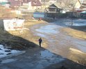 Нет дороги, нет тротуаров.Вот так люди добираются до детского комбината "Родничок". А такого двора, как у дома МЖК, трудно найти.