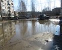 Нет дороги, нет тротуаров.Вот так люди добираются до детского комбината "Родничок". А такого двора, как у дома МЖК, трудно найти.
