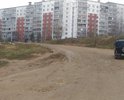 Отсутствует дорожное покрытие к новому микрорайону, нет пешеходных тротуаров, большие ямы на месте примыкания к ул. Рыленкова, затрудняющие выезд и создающие аварийные ситуации.