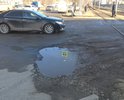 На перекрестке пр. Комсомольский и ул. Карташова образовалась яма, скапливается вода.