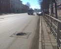 На проспекте Ленина (напротив Департамент транспорта, дорожной деятельности Томской области) люке отсутствует крышка (сам он засыпан) образовалось препятствие.