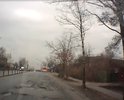 На этом участке дороги много ям. Асфальт частично разрушен.