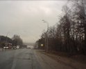 На этом участке дороги много ям. Асфальт частично разрушен.