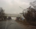 На этом участке дороги много ям. Асфальт частично разрушен.