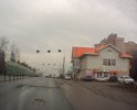 На этом участке дороги много ям. Асфальт частично разрушен.
