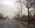 На этом участке дороги много ям. Асфальт частично разрушен.