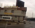 При повороте с эстакады на дороге наблюдаются разрушения асфальта, ямы.