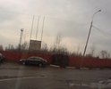 При повороте с эстакады на дороге наблюдаются разрушения асфальта, ямы.