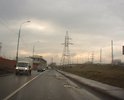 При повороте с эстакады на дороге наблюдаются разрушения асфальта, ямы.