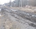 Дорога непроезжая в любое время года (кроме зимы). На хорошие участки привозят кое-что (строительный мусор к примеру), на этот участок никто внимания не обращал никогда. Единственный выход решения этой проблемы, который нам предлагают-это подвоз засыпки на дорогу за свой счет. Прошлым летом (2016 г.) даже не выравнивали после того как весной прошли большие машины и нарезали глубокие калеи. Весной и осенью не только проехать. пройти невозможно.