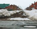 Отсутствие твердого покрытия. Весной или после дождя проезд возможен только на внедорожниках.