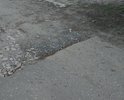 Уже больше года после ремонта трубопровода не могут нормально залатать дорогу. Постоянно засыпают щебнем, который со временем под тяжестью машин вдавливается  в землю.