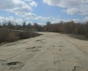 Это наш "замечательный" малый мост. Давным-давно там была отличная дорога, по которой было приятно ездить. Не текущий момент от дороги практически ничего не осталось. Дорожное полотно усыпано ямами разных размеров, которые порой приходится объезжать по обочине.