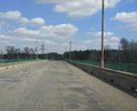 Мост в г.Жирновск через реку Медведица ремонтируется каждый год и каждый год этот ремонт приходит в негодность. В этом году его уже латали, но эффекта ноль. Дорога опять разбита. А съезды с моста это прям трамплины какие-то. Даже на скорости 50 км/ч. при въезде на мост складывается ощущение, что что сейчас взлетишь. Перепад полотна очень сильный. И чтобы ехать более менее плавно, приходиться ехать как "черепаха" 25 - 30 км/ч.
