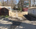 Постоянные лужи и грязь на въезде во двор дома ул. Шило, 167/4 со стороны ул. Ватутина.