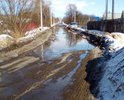 На этой улице живут пенсионеры. С наступлением весны и до полного высыхания дороги у них нет возможности ни в магазин сходить, ни в аптеку, ни вызвать себе скорую помощь. Просят, по возможности, кого-нибудь купить им продукты и передать через забор. В этом году они не однократно обращались в администрацию города и к губернатору Тульской области с просьбой помочь им и сделать дорогу. Получили ответ: денег на ремонт дороги нет. А вода с этой дороги течет к ним во двор и топит им дома и огороды. И так каждый год!!!