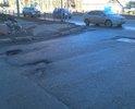 На перекрестке ул. Сибирская и ул. О.Кошевого по середине проезжей части образовались несколько выбоин.