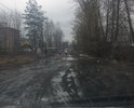 Тут просто грязь, взрослые и дети преодолевают этот участок с трудом.