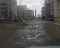 Большой жилой район, во дворах творится полнейший мрак круглогодично. Местами торчит арматура, лужи скрывающие пол колеса легкового автомобиля. Пешеходных тротуаров нет вообще.
