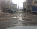 Большой жилой район, во дворах творится полнейший мрак круглогодично. Местами торчит арматура, лужи скрывающие пол колеса легкового автомобиля. Пешеходных тротуаров нет вообще.