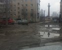 Большой жилой район, во дворах творится полнейший мрак круглогодично. Местами торчит арматура, лужи скрывающие пол колеса легкового автомобиля. Пешеходных тротуаров нет вообще.
