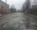 Дорога соединяет две большие улицы города, проходит мимо районной библиотеки. Раньше был асфальт, сейчас его просто нет. Пешеходная зона пришла в негодное состояние. Освещения улицы нет.
