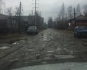 Дорога соединяет две большие улицы города, проходит мимо районной библиотеки. Раньше был асфальт, сейчас его просто нет. Пешеходная зона пришла в негодное состояние. Освещения улицы нет.