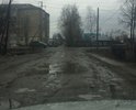 Дорога соединяет две большие улицы города, проходит мимо районной библиотеки. Раньше был асфальт, сейчас его просто нет. Пешеходная зона пришла в негодное состояние. Освещения улицы нет.