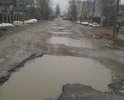 Дорога в школу убита, тротуаров нет.