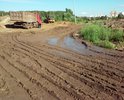 Эти фото сделаны летом 2016 года, причем не в дождливую погоду. Сейчас по этой так называемой дороге, которая идет к гаражам, за которые мы платим налог за землю, и конечно же транспортный налог за машину , опасно передвигаться не только на авто , но и пешком, канавы, которые были вдоль дороги в результате строек засыпаны и окружающая местность поднята так, что дорога - это уже овраг, по которому ездит тяжелая строительная техника, и в который стекают окрестные талые воды, как на легковом авто доехать до гаража и обратно - большой вопрос? К аквапарку проложили асфальт, а вот дальше - разрушили, что было до строительства. Поэтому новые фото пока сделать затруднительно - не подойти и не подъехать!