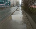 После любого дождя тротуар становится непроходимым для пешеходов, образуются лужи с грязью. Поэтому сбоку от тротуара появилась тропинка.