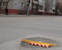 Люк на перекрестке улиц Самарцева и Молодежная находится в яме. Проблема не устраняется годами.